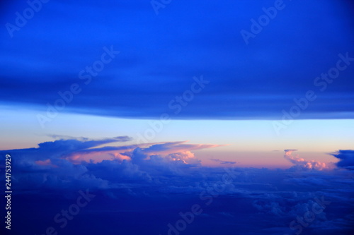 機内から見る夕日の雲