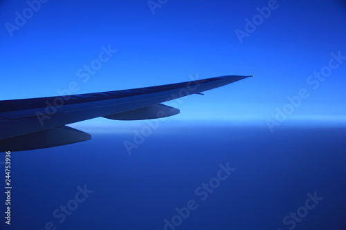 飛行機から見える日の入りの空