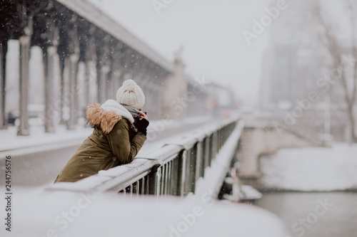 Femme sous la neige à Paris  photo