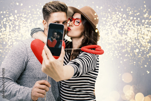 Junges Liebespaar macht ein Selfie von sich beim Küssen Date Valentinstag
