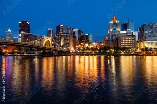 Pittsburgh skyline and the Allegheny River © Alexey Stiop