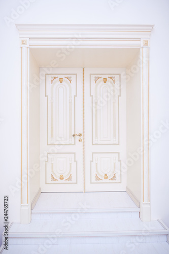 white wooden doors with baguettes © Artem Orlyanskiy