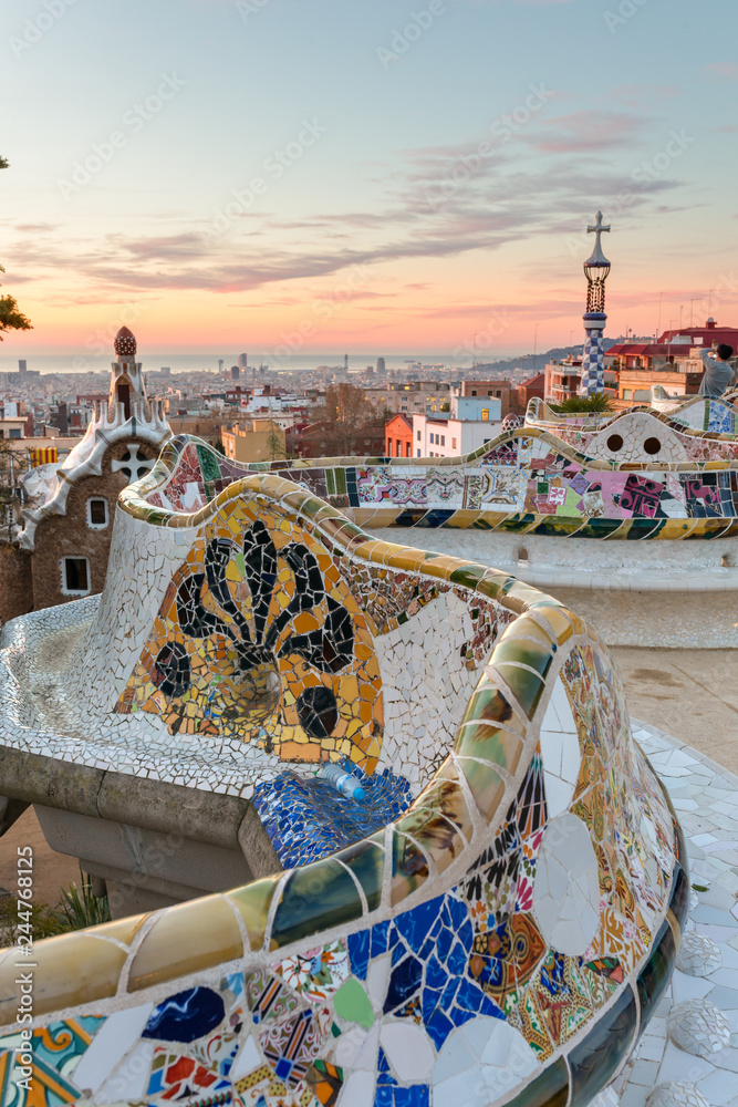 Fotografering, Billede Sunrise view of the Park Guell designed by Antoni  Gaudi, Barcelona på Europosters.dk