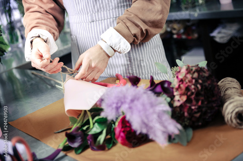 Fotografi Focused photo on young man that composing bouquet