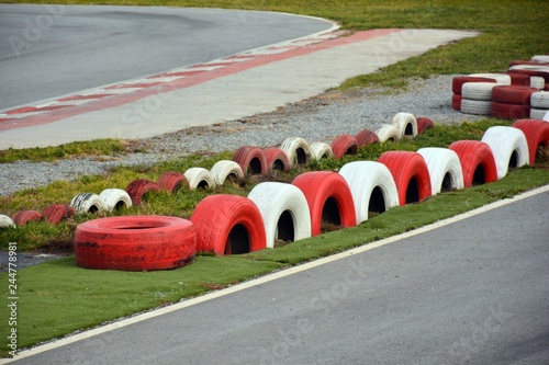 Obraz na plátně Neumáticos en un circuito de carreras de kart