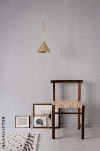 Modernes Interieur mit Stuhl und Messinglampe  photo