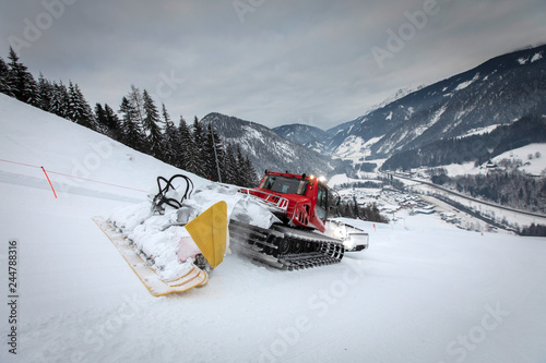 Obraz na płótnie snow groomer on ski slope w salonie