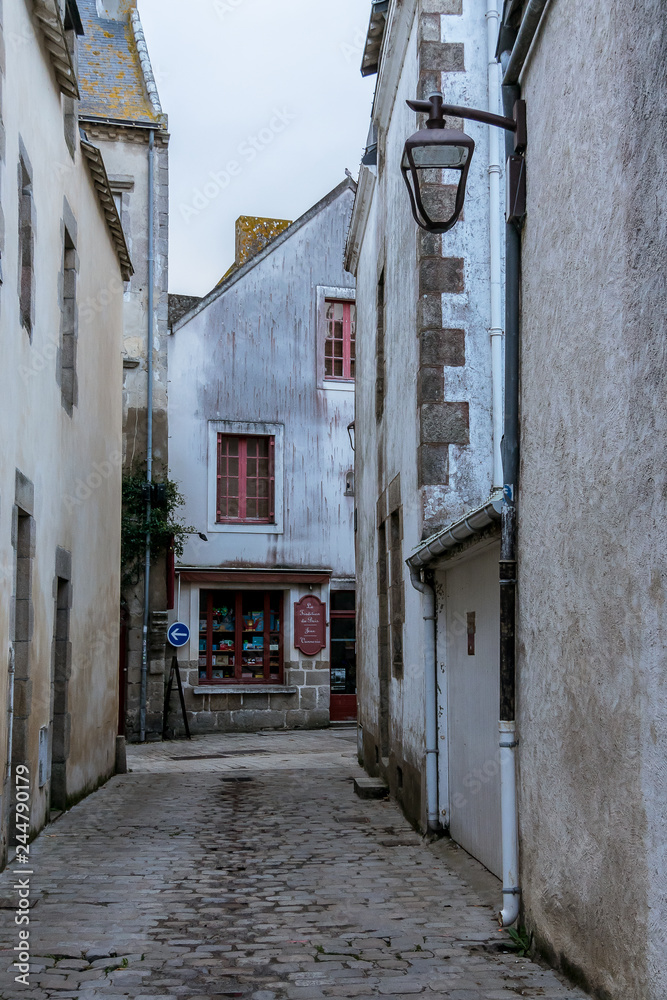 Fototapeta premium Beautiful cobblestone streets of the city of Guerande in French Brittany