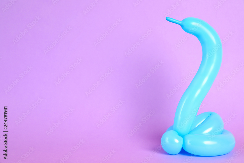 Obraz premium Figurka węża wykonana z modelującego balonu na kolorowym tle. Miejsce na tekst