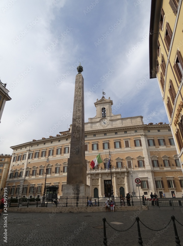 Obelisco de Montecitorio de granito rojo egipcio de Psamético II de Heliópolis.Roma.