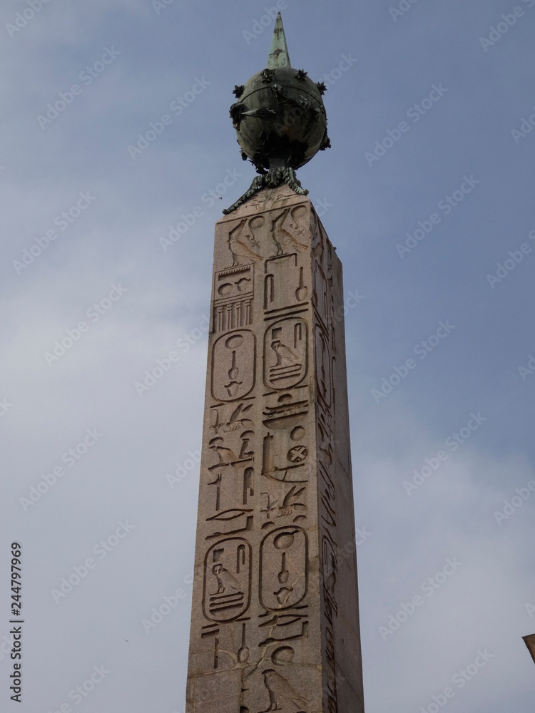Obelisco de Montecitorio de granito rojo egipcio de Psamético II de Heliópolis.Roma.
