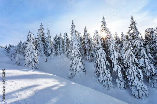 Kampenwand im Winter, Sonnenstrahlen und Schnee - Stockfoto © Manuel Stockenreiter
