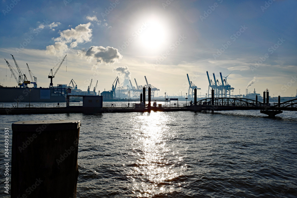 Hamburg Hafen Kräne im Gegenlicht