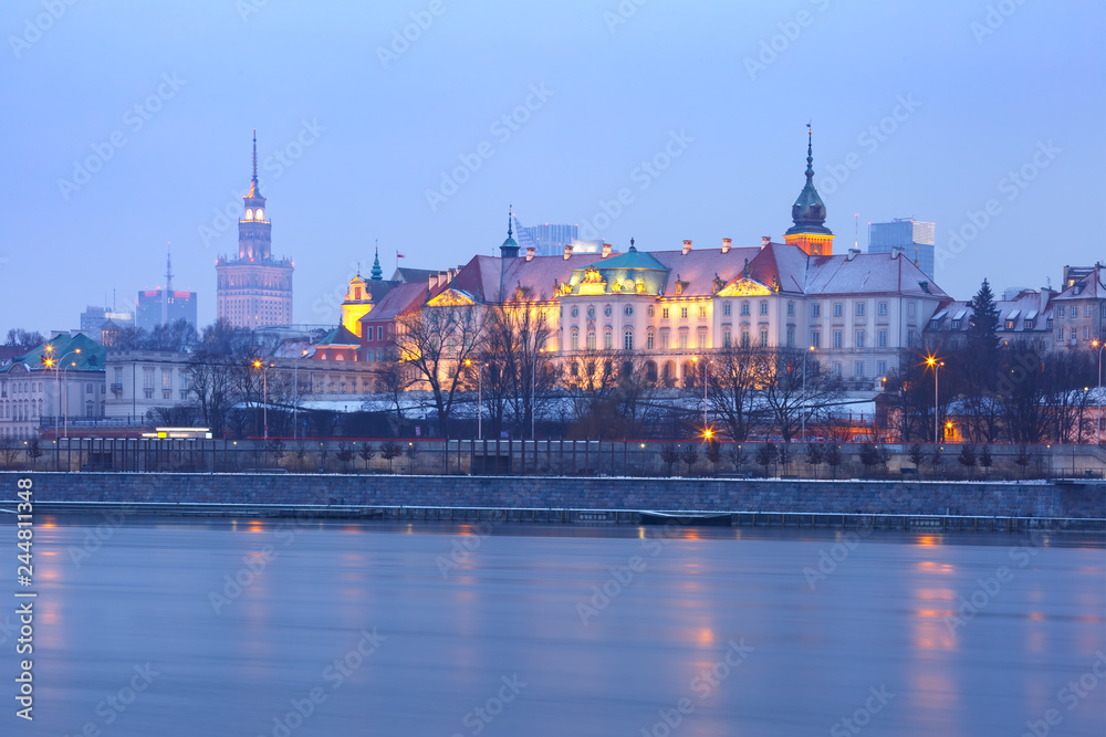 Fototapeta premium Old Town and river Vistula at night in Warsaw, Poland.