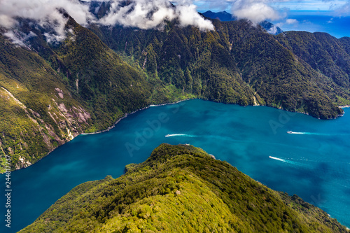 Obraz na płótnie New Zealand. Milford Sound (Piopiotahi) from above - the Sound's mouth on the right side w salonie