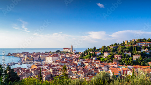 Piran – Pirano / Slowenien / Istrien. Blick auf die Altstadt und das Adriatische Meer