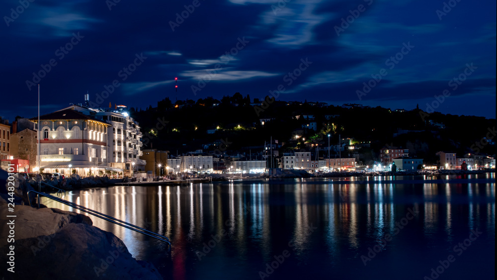 Piran – Pirano / Slowenien / Istrien. Altstadt und Meer bei Nacht