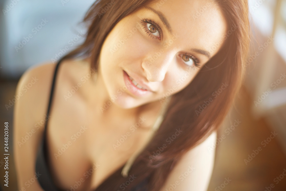 Obraz premium Hot brunette girl at the photostudio
