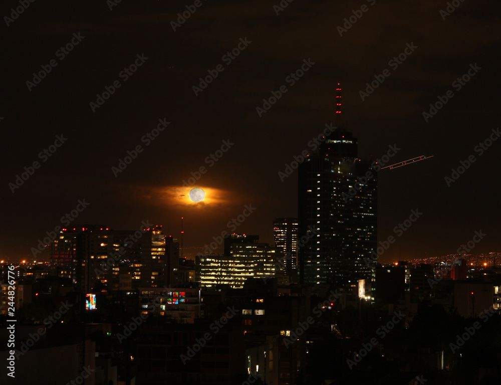 Fototapeta premium Nights in Mexico City on the eve of the Blue Blood Moon phenomenon