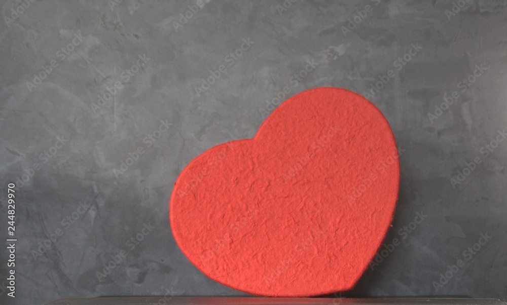Fototapeta premium boite en forme de cœur rouge ,symbole ,cadeau de st valentin