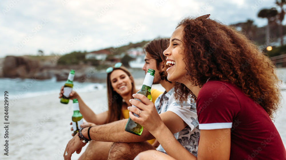 Obraz premium Woman having party with friends at beach