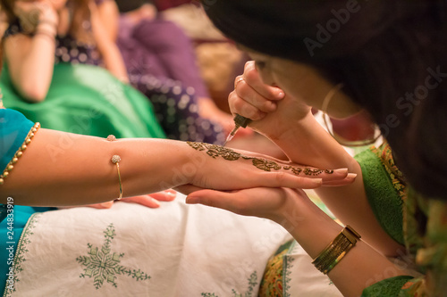 Pose de henné sur main de femme