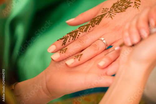 Pose de henn   sur main de femme
