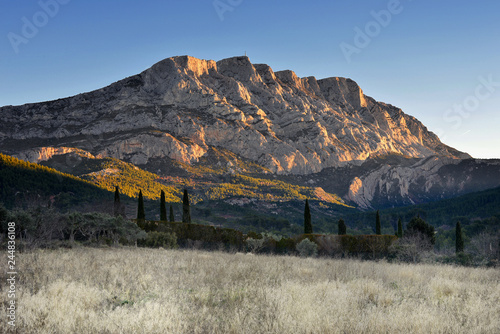 Montagne Sainte victoire en Provence coucher de soleil en été aix en provence Cézanne peinture / Mountain Sainte Victoire in Provence sunset in summer  aix en provence Cézanne paint photo