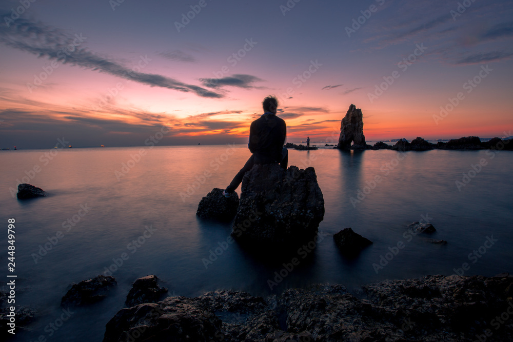 The dark background of travelers traveling to watch the evening view in the shape and the light of the sun goes back to the horizon. , Is an artistic beauty The dark background of travelers traveling to watch the evening view in the shape and the light of the sun goes back to the horizon. , Is an artistic beauty
