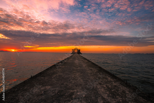 The background of the bridge that stretches into the sea, with buildings, churches, accommodation for sun shading or sheltering from the rain, with a secret light on the lake is a natural beauty.