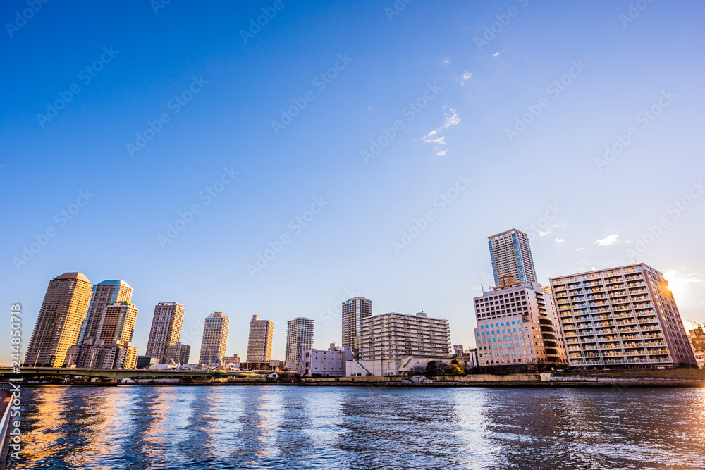 Fototapeta premium 早朝の高層マンション群 The sky at daybreak in Tokyo, Japan