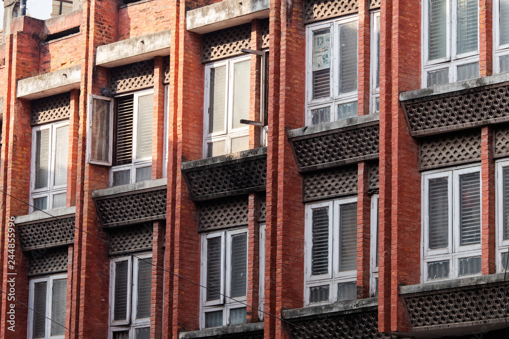 Obraz premium Line of windows separated by red bricks.