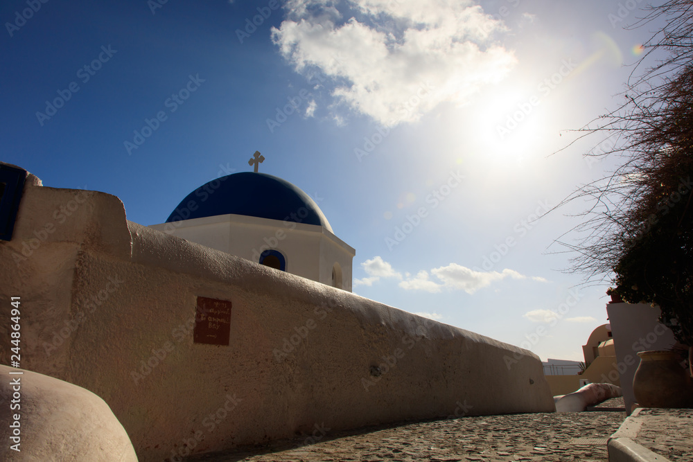 Naklejka premium サントリーニ島-教会と裏通り-