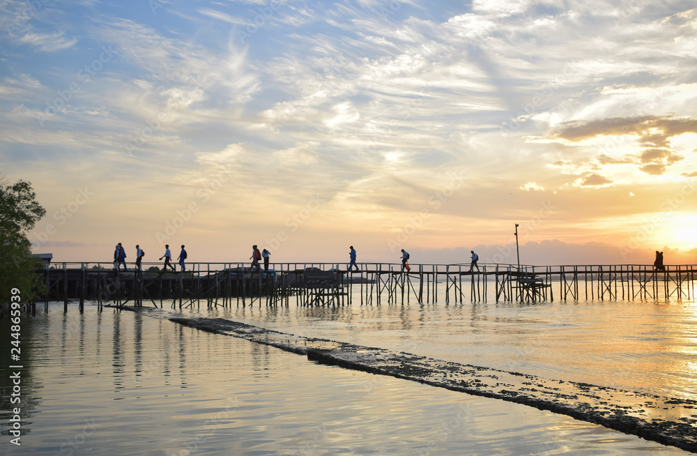 Obraz premium pier at sunset