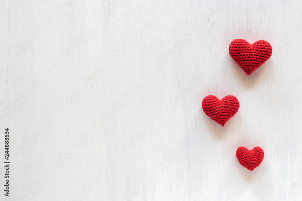 Obraz premium Heart made of red yarn on white background. Valentine day concept.