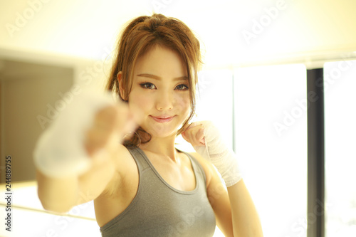 ボクササイズする女性 Free Download ボクササイズする女性 - GFXLoad