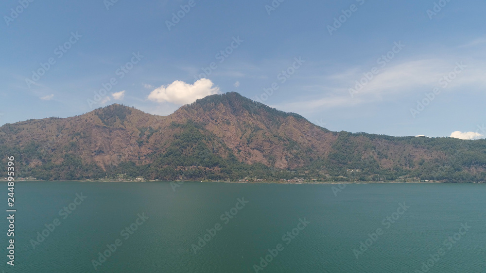 Fototapeta premium krajobraz górski jezioro kraterowe batur widok z lotu ptaka góry z drzewami przeciw błękitne niebo Bali, Indonezja. Koncepcja podróży.