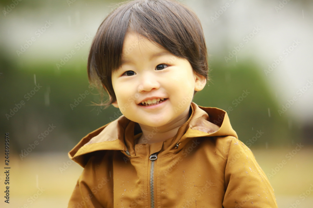 雨の中遊ぶ男の子 雨の中遊ぶ男の子