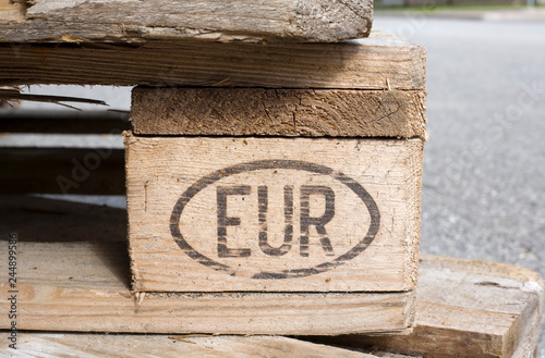 Billede på lærred Oval EUR symbol on wooden pallet
