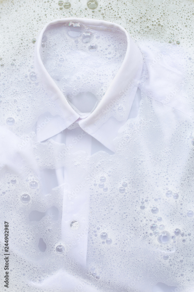 Soak cloth before washing, white shirt Soak cloth before washing, white shirt