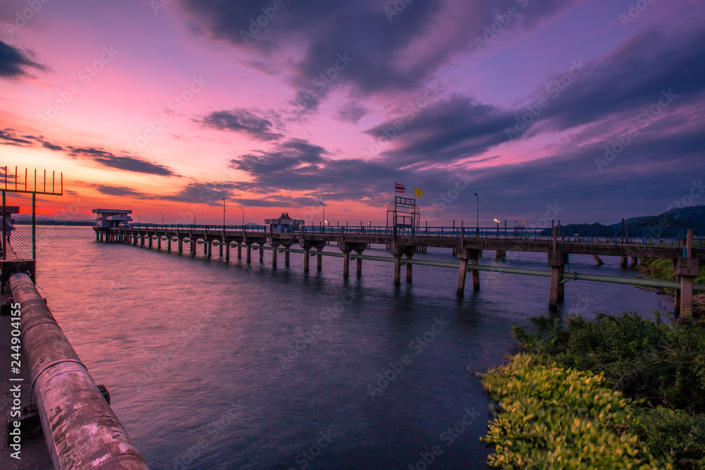 Fototapeta premium Background view Close-up of panoramic views (sea, bridge, twilight sky) is a natural beauty, the wallpaper of the morning sun. 