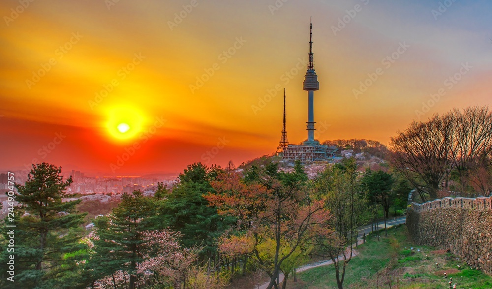 Obraz premium Namsan tower in sunset at seoul south Korea 