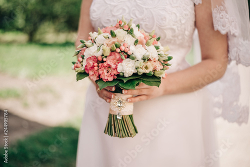 bride holds a bouquet of roses