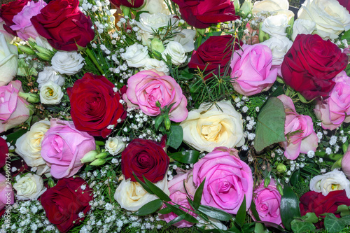 Blumenarrangement aus wei  en  rosa und roten Rosen in Nahaufnahme