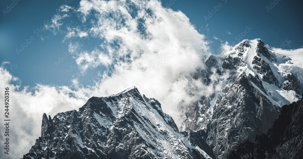 Bergspitzen in Wolken