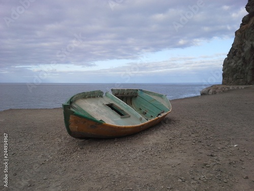 stara łódź, wybrzeże, ocean, old boat on the coast