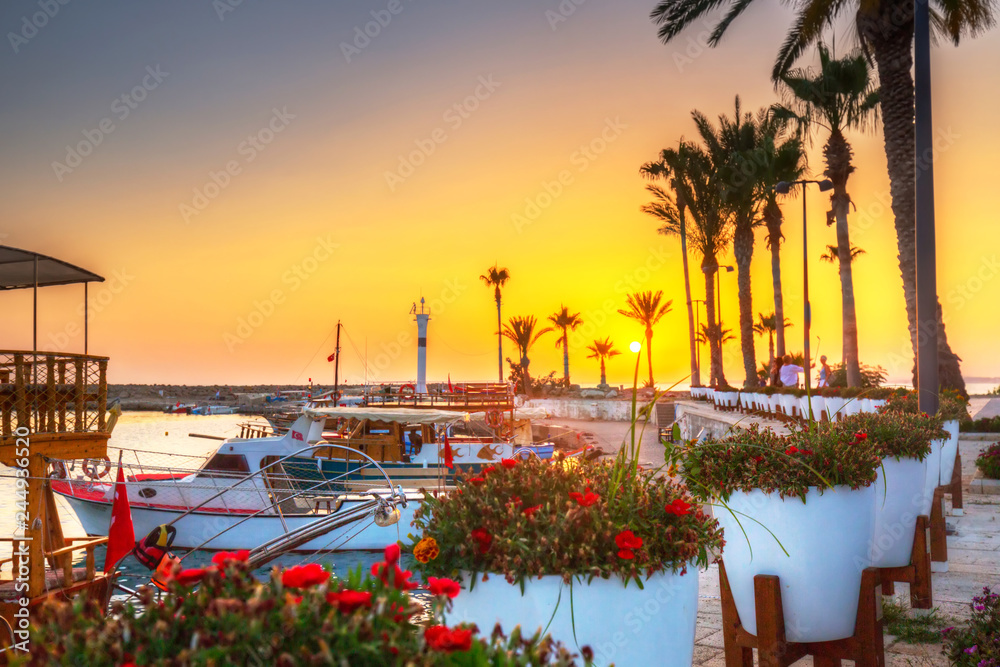 Naklejka premium Piękny port z łodziami w Side o zachodzie słońca, Turcja