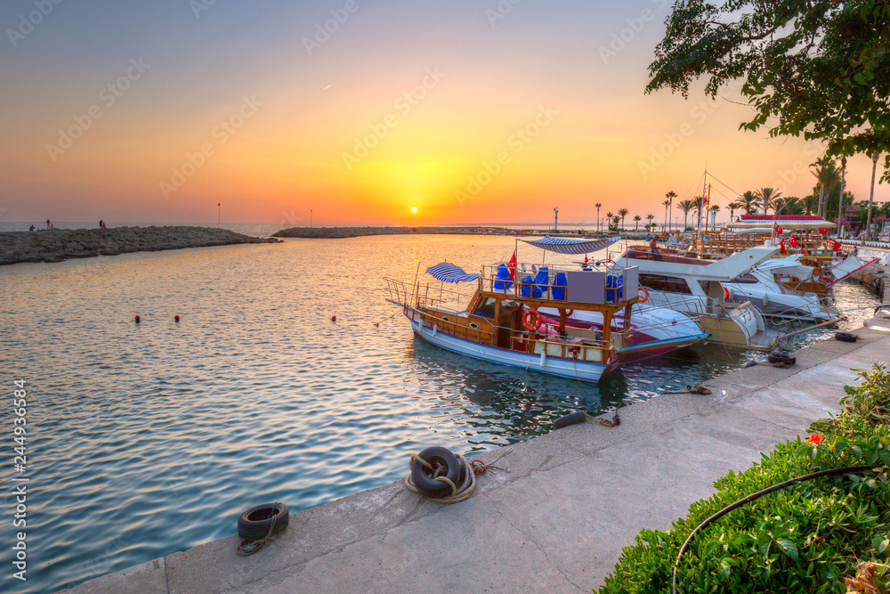 Obraz premium Piękny port z łodziami w Side o zachodzie słońca, Turcja