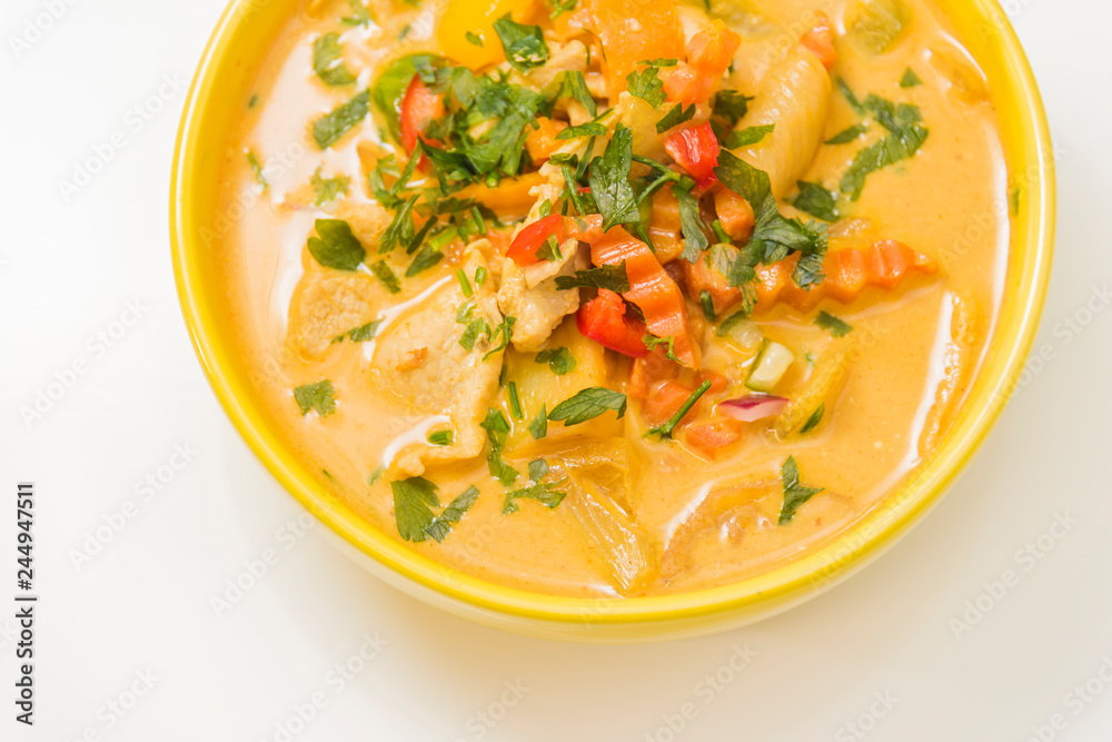 Suppe in einer gelben Schüssel mit leckeren und gesundes Essen Suppe in einer gelben Schüssel mit leckeren und gesundes Essen