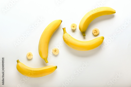 Fototapeta Kreatywnie skład z smakowitymi świeżymi bananami na białym tle